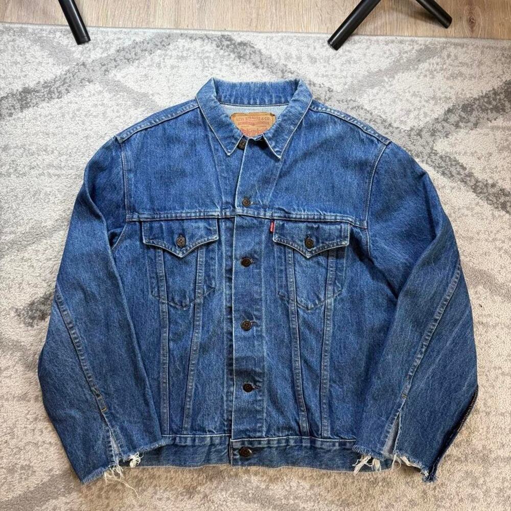 Levi’s 75505-0211 Denim Jacket Size 44 Regular Fit Cut Sleeves Trucker Jacket
